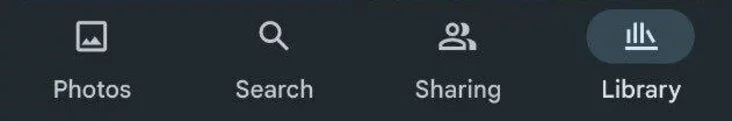 Пункт "Библиотека" (Library) в нижнем меню Google Photos
