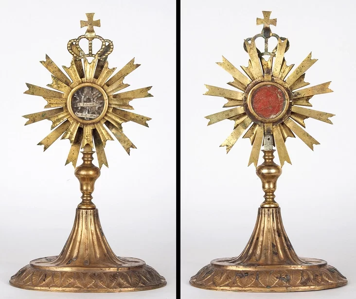 Передняя и обратная сторона реликвария из минского иезуитского костела, выставленного на продажу. Фото: «Литфонд»