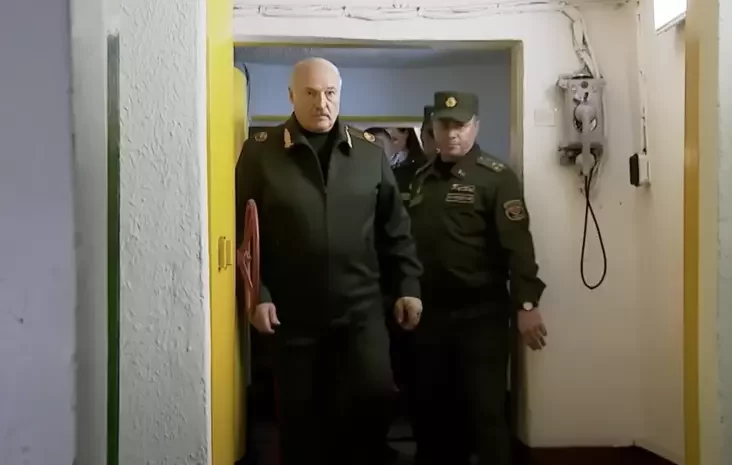 Лукашенко после длительного отсутствия показался на командном пункте ВВС и войск ПВО 15 мая. Скрин видео БелТА