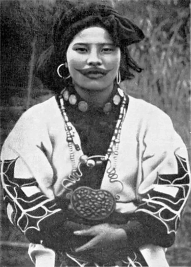 Женщина народности айнов с татуировкой над верхней губой. Ainu woman with a tattoo above her upper lip Жанчына народнасці айнаў з татуіроўкай над верхняй губой