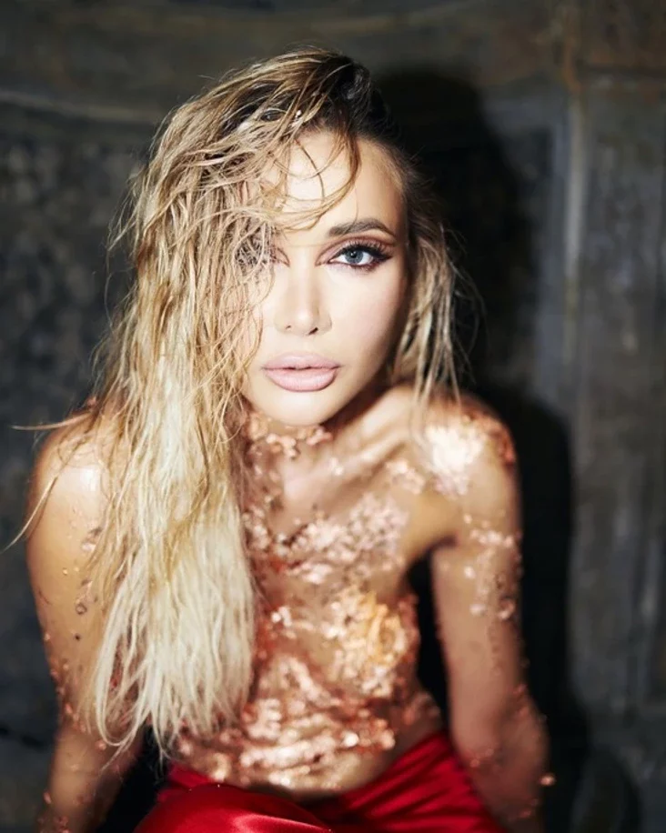 Үлкен есектер мен түкті письки бар әйелдер