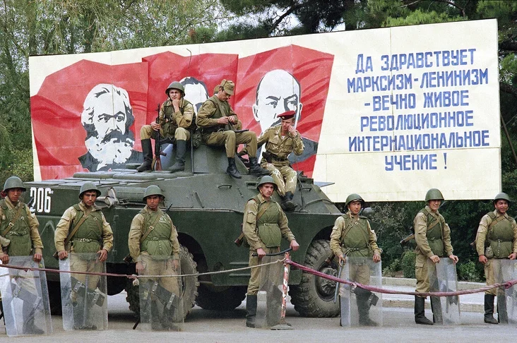 Soviet troops stand guard in the Nagorno-Karabakh region Słužaŝije Sovietskoj armii v Nahornom Karabachie Słužačyja Savieckaj Armii ŭ Nahornym Karabachu 