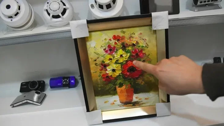 A painting installed with a hidden camera Картина, установленная скрытой камерой Карціна, усталяваная схаванай камерай 