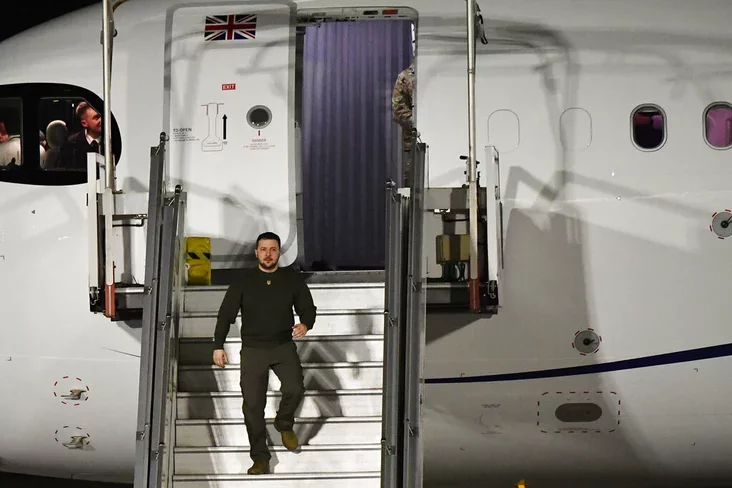 Volodymyr Zelenskyy arrives at the Orly airport Uładzimir ZIAlenski prybyŭ u aeraport Orli Vładimir Zielenskij pribył v aeroport Orli