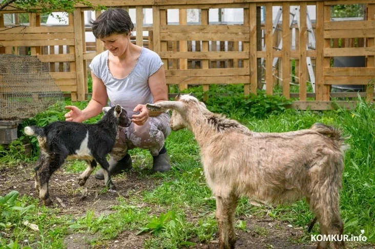 06.05.2024, Bobrujsk. Marina Mašuk dieržit domašnich životnych na priusadiebnom učastkie.