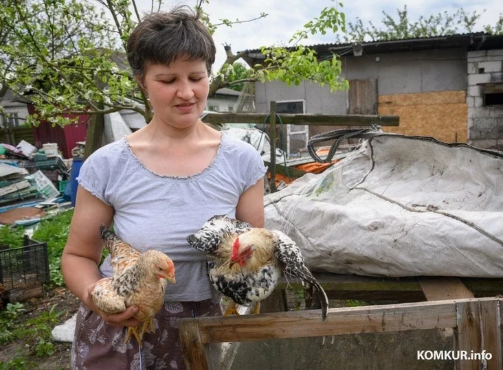 06.05.2024, Bobrujsk. Marina Mašuk dieržit domašnich životnych na priusadiebnom učastkie.