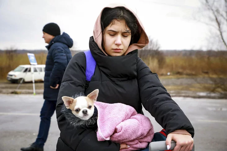 Ukrainian refugee woman with a dog. Palanka, Moldova, March 2, 2022. Украинская беженка с собакой. Паланка, Молдова, 2 марта 2022 г. Украінская бежанка з сабакам. Паланка, Малдова, 2 сакавіка 2022 года.