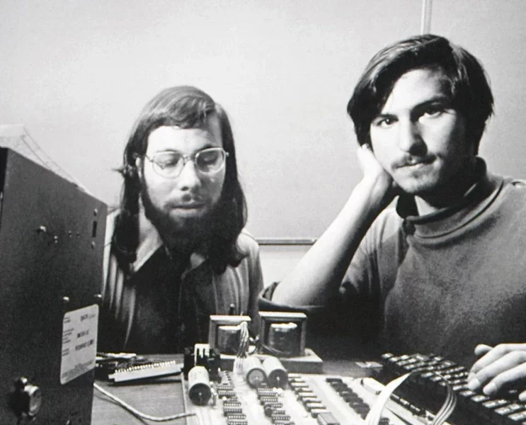 Стив Возняк и Стив Джобс работают над Apple I.