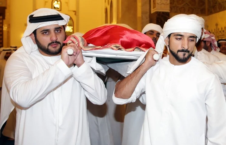 Братья Рашида бен Мухаммеда Аль Мактума несут его тело. Фото: EPA/EMIRATES NEWS AGENCY