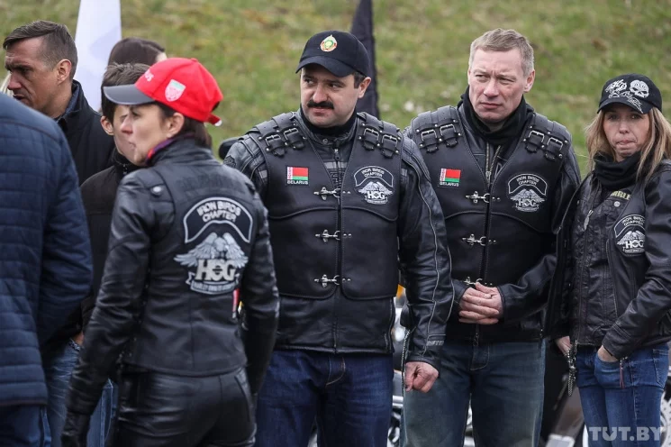 Виктор Лукашенко (в центре) и Дмитрий Корзюк (справа) тоже любят езду на мотоциклах.