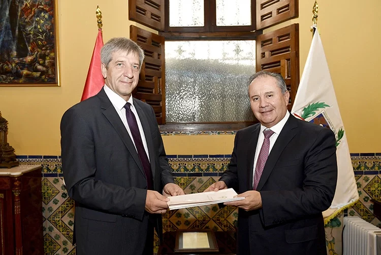 Уладзімір Астапенка (злева) у МЗС Перу. Фота з сайта пасольства.