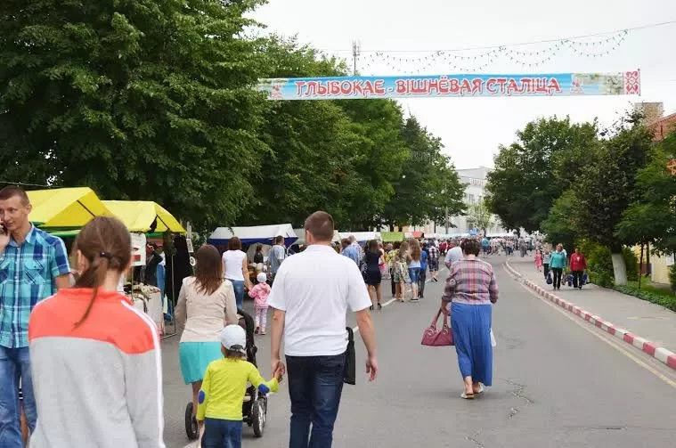 Глубокое — вишневая столица! Палатки с сувенирами на бывшей Замковой улице (Ленина).