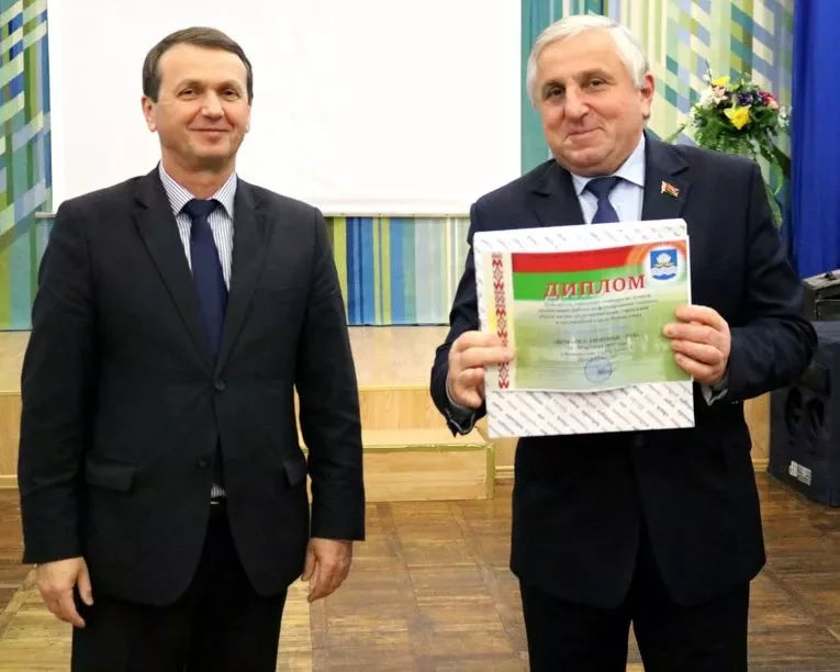 Сергей Брикун (справа). Фото gazeta-naftan.by.