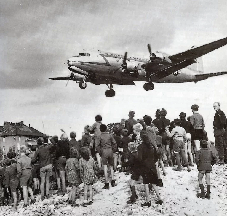 Bierlincy nazirajuć, jak u aeraporcie Tempielhof siadaje samalot C-54, 1948 hod. wikimedia commons