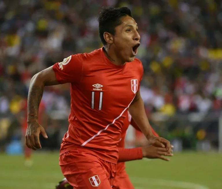 Зборная Перу прошла в плей-офф, Timothy A. Clary/AFP
