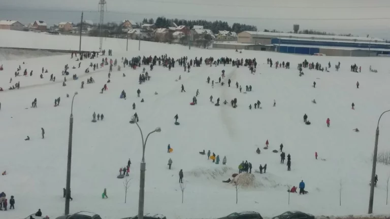 Дети и взрослые на горке.