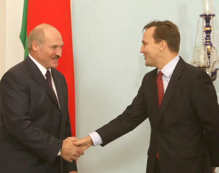 Александр Лукашенко и Радослав Сикорский пожимают руки. Минск, 2 ноября 2010 г.