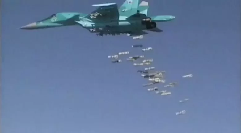 Kadr ź videa Minabarony RF, na jakim źniščalnik-bambardziroŭščyk Su-34 ź iranskaj bazy ŭ Chamadanie bambić terytoryju Siryi.