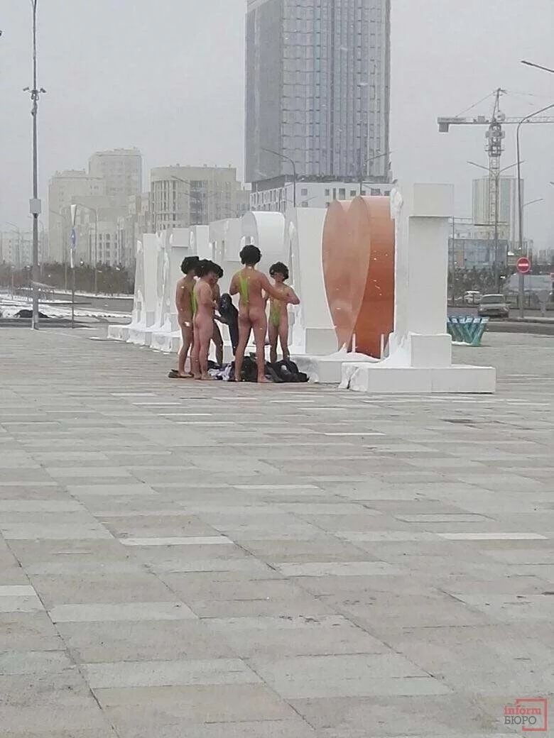 Грамадзяне Чэхіі каля надпісу «I love Astana» Фота: informburo.kz