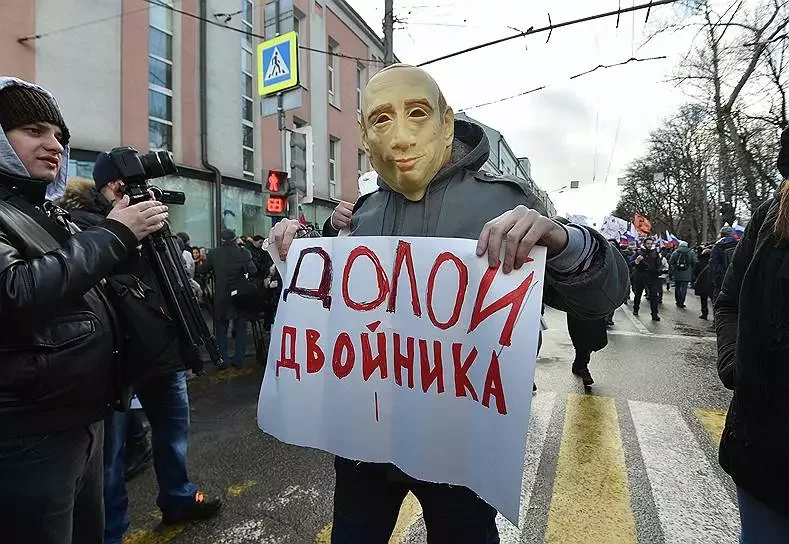 Вскоре этого демонстранта задержали омоновцы. Фото газеты «Коммерсантъ».