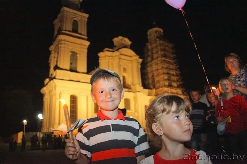На Будславский фестиваль традиционно собираются дети, Красная площадь заставлена прилавками с игрушками и сладостями, среди которых выделяются традиционные будславские леденцы. Фото 2012 г.