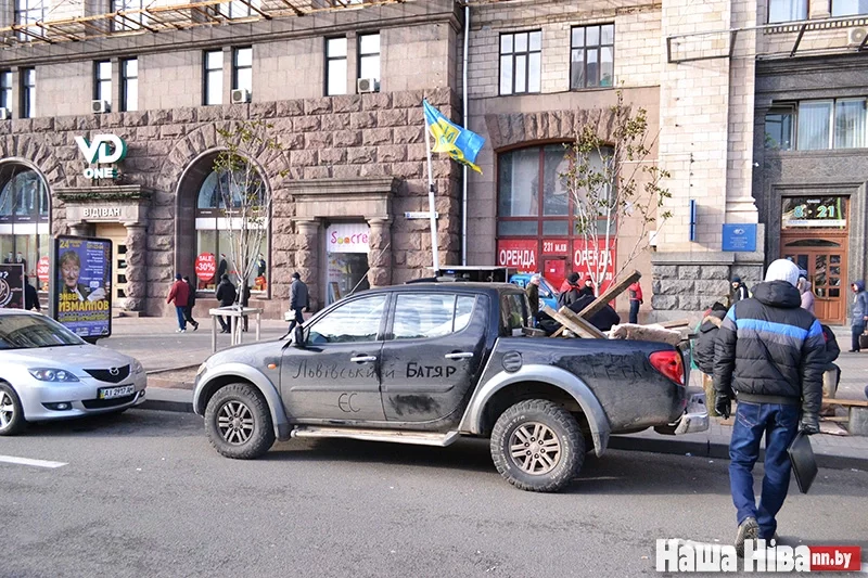 Активист из Львова приехал в Киев со своими дровами.