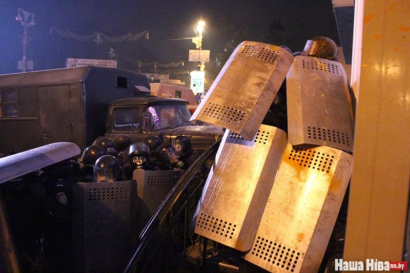 Большая часть милиционеров, державших оборону в центре Киева вечером 19 января, была в противогазах.