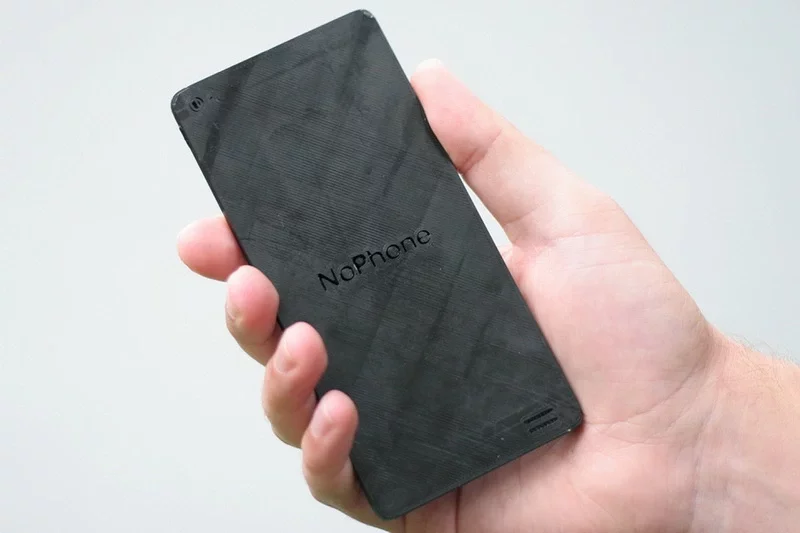 Nophone. Не телефон. Такой на самом деле продается за 12 долларов — наверное, для тех, кто разочаровался в смартфонах, но привык к лопатке в кармане. Фото: hi-tech.mail.ru