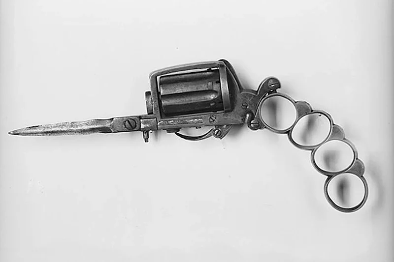 Nož, kastet, revalvier — zbroja na luby vypadak. Fota: New York City Municipal Archives, 1939 hod