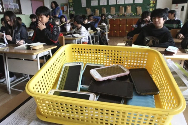 Некоторые корейские школы конфискуют смартфоны у детей во время занятий. Фото с сайта theverge.com