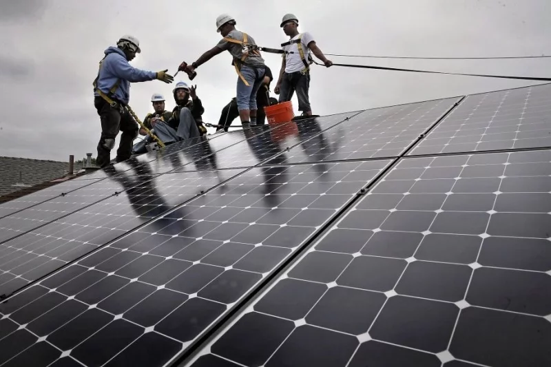 Установка солнечной батареи в Ричмонде, Калифорния. Фото: Michael Macor, The Chronicle