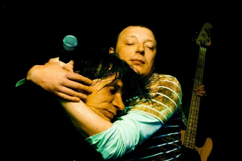 Александр Куллинкович обнимает Юрия Наумова. Фото из поста Куллинковича на Facebook