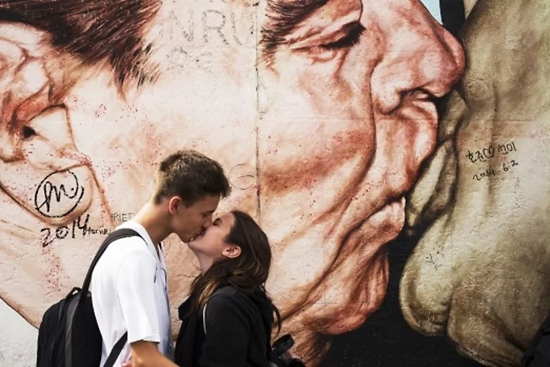 Поцелуй у Берлинской стены. Фото: traveller.com.au