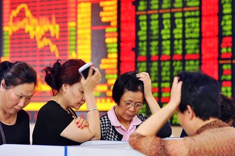 Китайцы взволнованно следят за падением индекса Shanghai Composite. Фото: indiatimes.com
