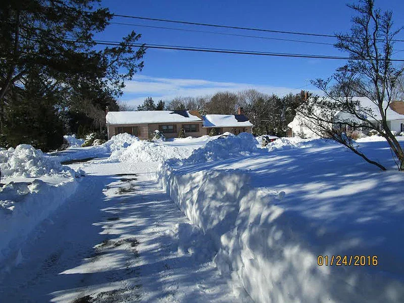 Прыбраць снег удалося дзякуючы суседзям і іх машынным плугам, напісаў Янка Запруднік з Сомерсета (Нью-Джэрсі), там выпала да 72 см снегу