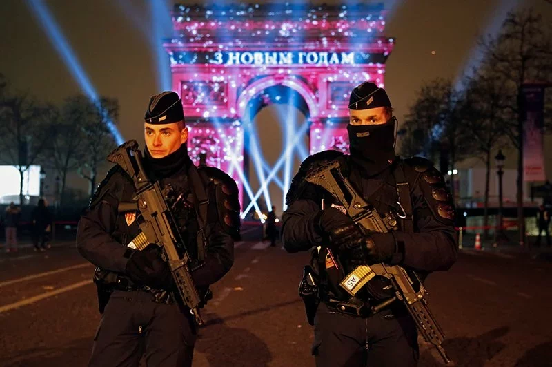 Париж, Елисейские поля, 31 декабря 2016. Полицейские охраняют порядок, Reuters.com