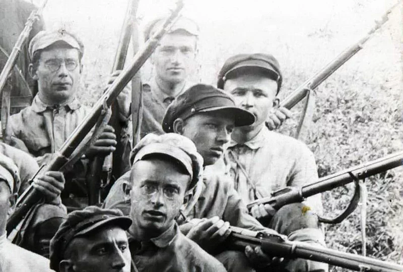 Алесь Дудар (глядзіць убок) падчас вайсковых збораў студэнтаў БДУ, 1928
