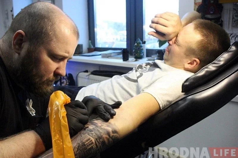 Мастер Дмитрий Медведь набивает татуировку с видом Гродно своему клиенту Дмитрию.