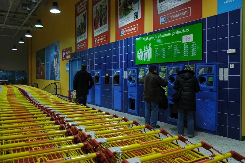 Так выглядят автоматы для сдачи пустых бутылок в Финляндии.