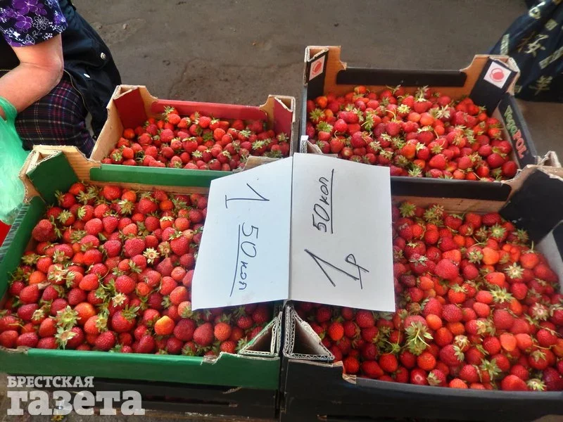 На брестском центральном рынке самая низкая цена на клубнику была полутора рублей. Фото: Алла Верстова.