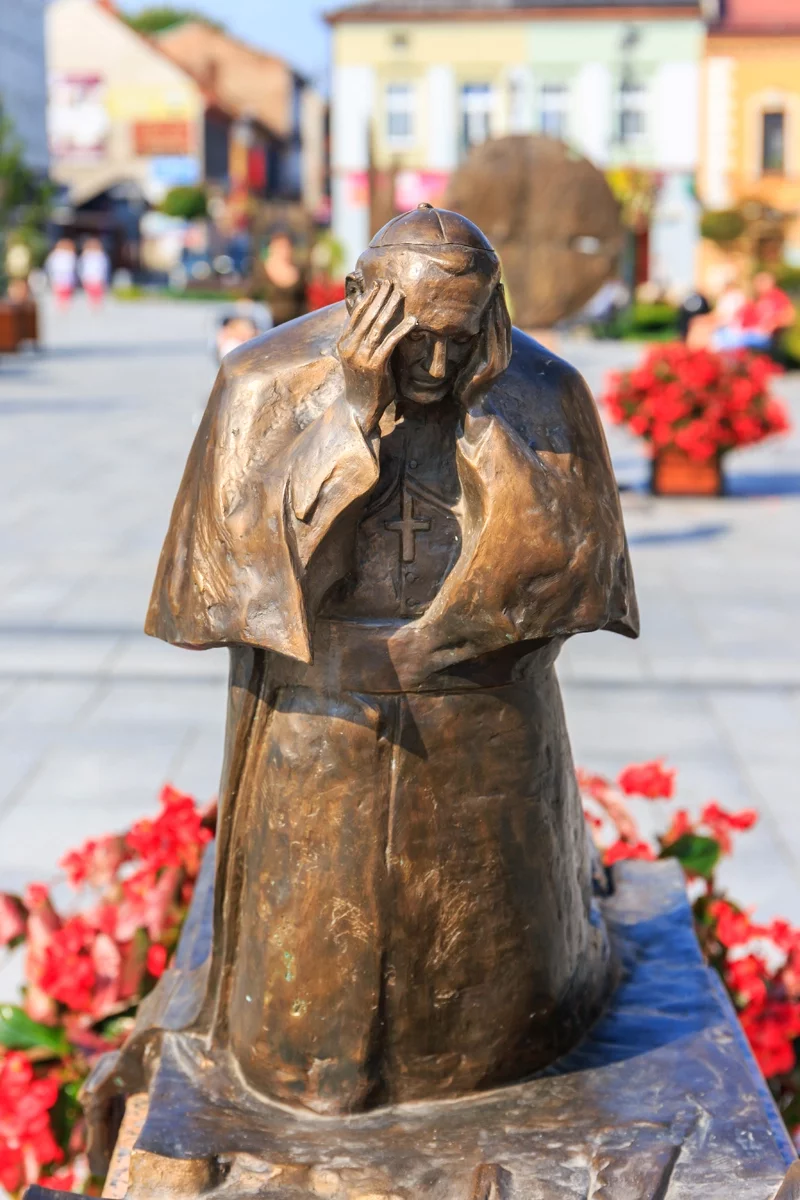 Pomnik Janu Paŭłu II u rodnym horadzie Karala Vajtyły, Vadavicach. Shutterstock.com, by Dziewul