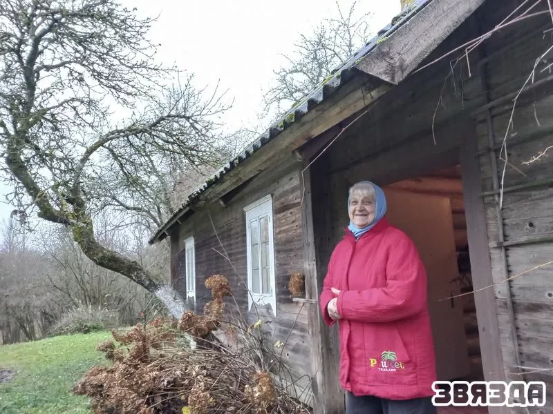 Halina Ivanaŭna Sikora čytaje svaje vieršy, pryśviečanyja słavutamu svajaku na hanku jaho chaty. Pobač z aknom — «čaroŭnaja» jabłyńka, pasadžanaja Ivanam Sikoram.