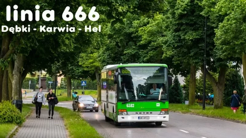 Rekłama maršruta 666 ad polskaj aŭtobusnaj kampanii PKS Gdynia, jaki zvyčajna kursiruje letam uzdoŭž Bałtyjskaha ŭźbiarežža. Fota: PKS Gdynia