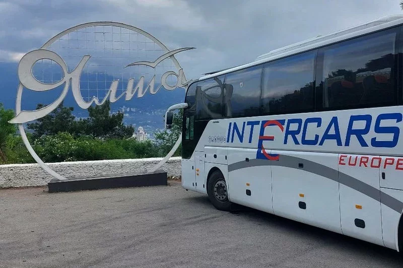 Автобус с надписями Intercars в Крыму. Фото: blizko.by