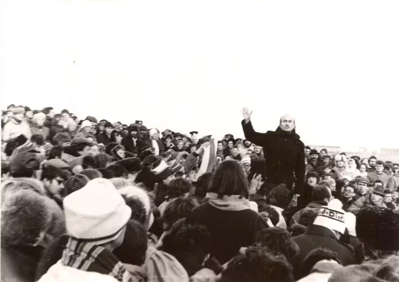 Зенон Позняк выступает на митинге, собравшемся на поле возле Куропат. Фото из архива Владимира Орлова