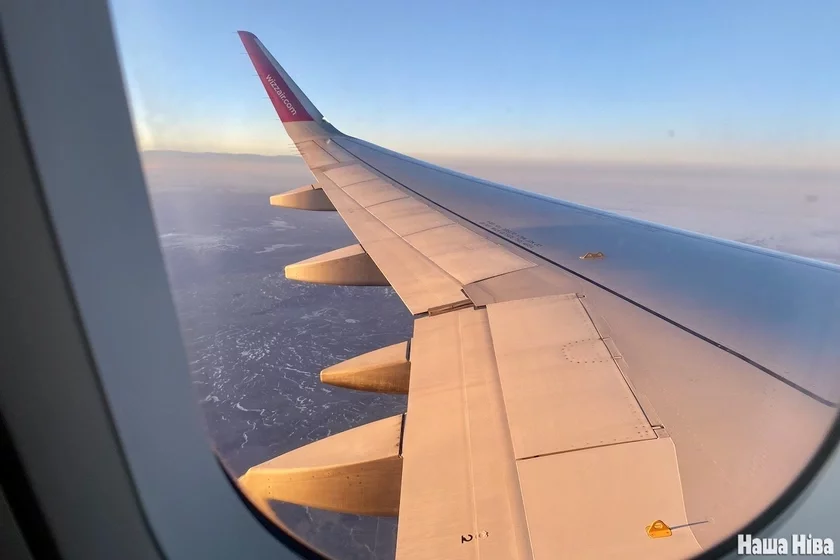 airplane wing flight