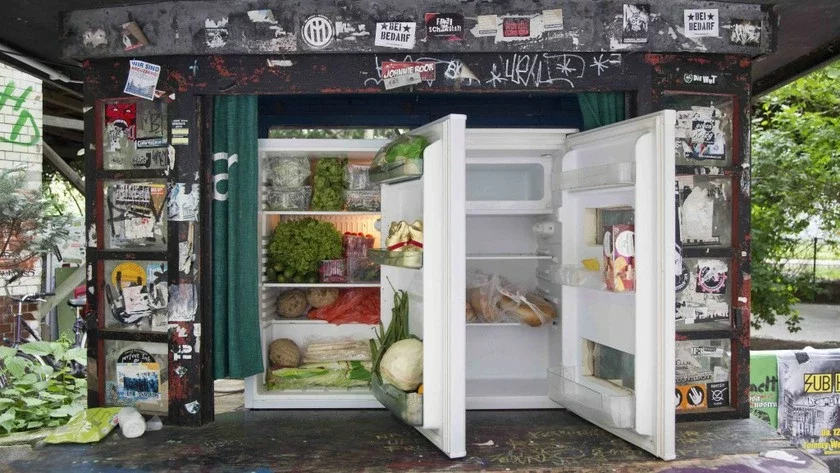 В Берлине можно увидеть холодильники на улице, сюда каждый может принести еду, которая ему не нужна.