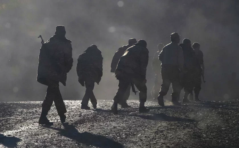 Армянскія салдаты ідуць па дарозе каля мяжы паміж Нагорным Карабахам і Арменіяй, лістапад 2020 года. Фота: AP