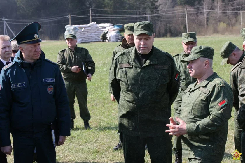 Председатель гродненского облисполкома Владимир Караник на учениях. Фото: агентство "Ваяр"