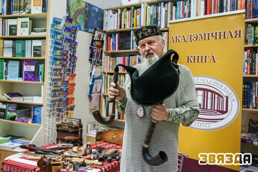 Иван Кирчук во время презентации своей книги «Кветкі Перуна» в "Академической книге". Фото: «Звязда»